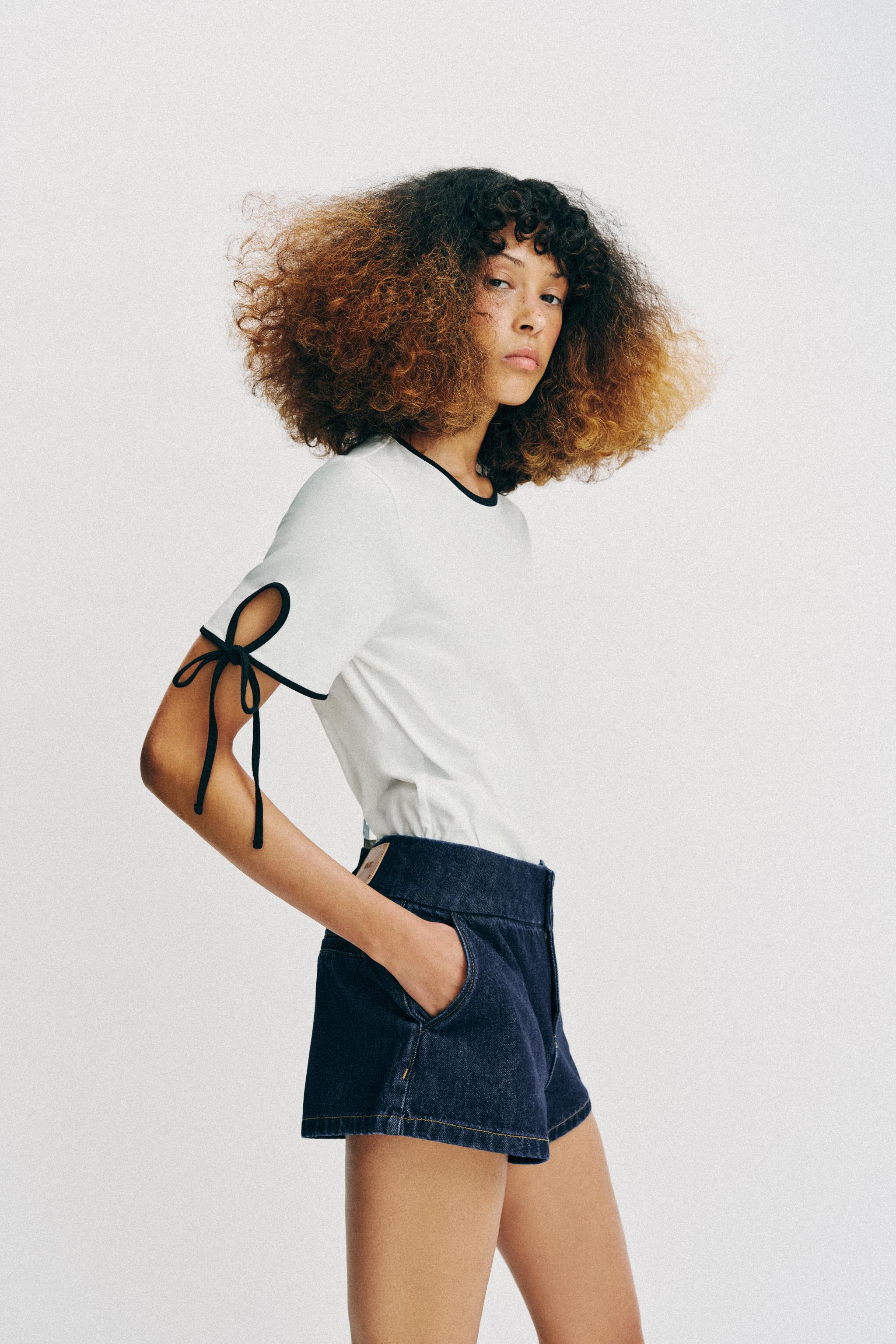 CONTRAST BOW T-SHIRT